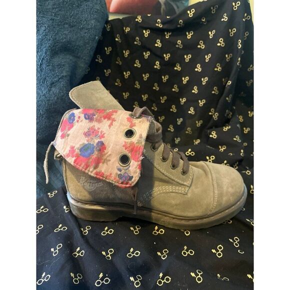 Doc Dr. martens amiee fold down boots women’s size 10 euro 42 grey and floral - Picture 4 of 7
